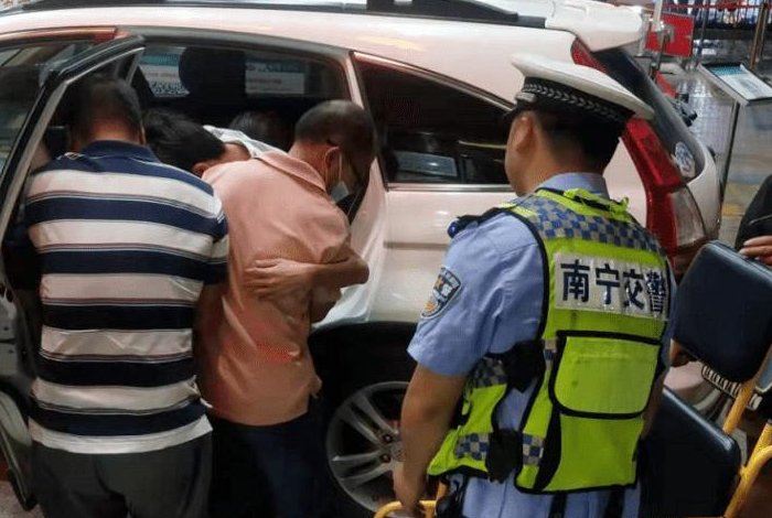 广西男子发“轰炸收费站”特效视频被拘，男子这么做到底有何目的？
