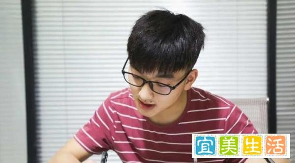 男生高考四门科目全部第1名出考场，迈着“六亲不认”的步伐！