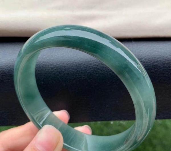 油青翡翠玉镯一般多少钱一只