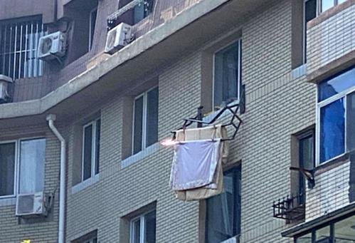 女子晾晒被子从五楼坠落身亡，为何总有人这么不小心？