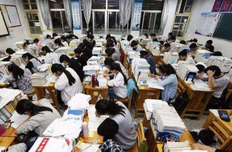泉州一小学班主任歧视外地孩子与家长起争执，此事件背后哪些问题值得深思？