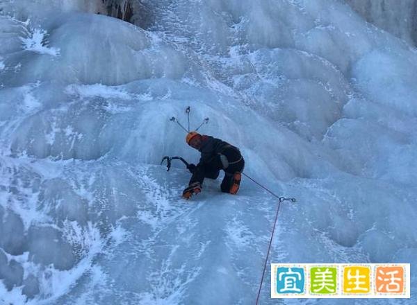 春运来袭,为什么吴京红到发黑却只坐小板凳回家呢?