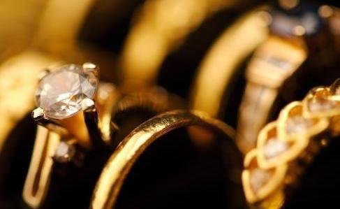 今年黄金暴涨，可以把黄金首饰都卖掉等黄金跌价了再买入么？