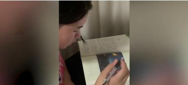 女孩记错开学时间,晚上得知隔天开学崩溃大哭,含泪熬夜补作业