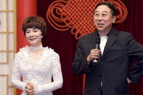 冯巩在街上排队买元宵，打扮朴素接地气，你喜欢他的小品吗？