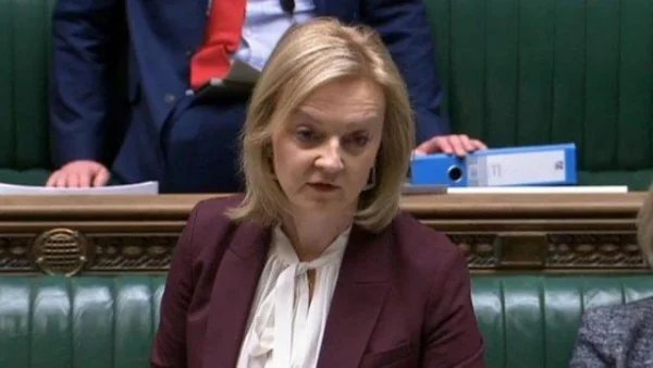 特拉斯当选首相,你认为,她能带领英国“回到全球”吗?