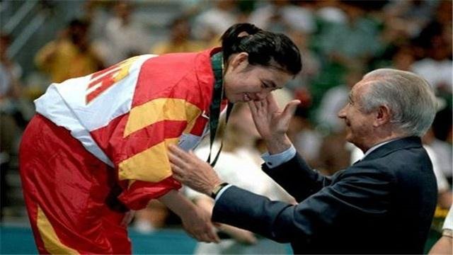 年仅16岁就拿了世界冠军，那个为国争光的邓亚萍，如今过得怎样？