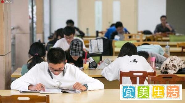 男生高考四门科目全部第1名出考场，迈着“六亲不认”的步伐！