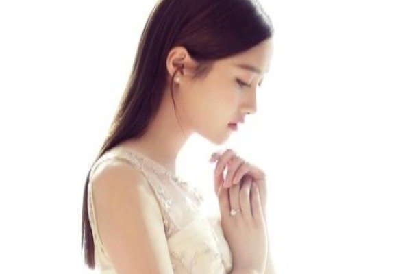 关晓彤蜡像造型曝光，她看到蜡像的反应是什么？