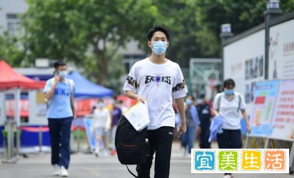 男生高考四门科目全部第1名出考场，迈着“六亲不认”的步伐！