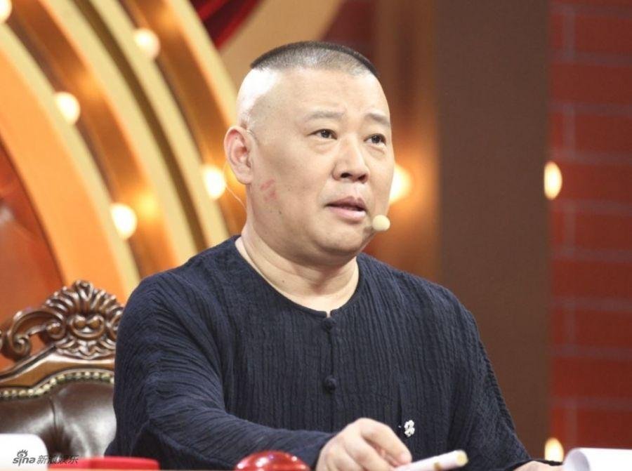 郭德纲给女粉丝送冰糖葫芦花，作为相声元老级人物他有哪些值得学习的地方？