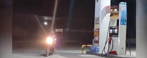 婆婆半夜持刀壮胆骑车接儿媳，儿媳感动不已：真的把我当一家人