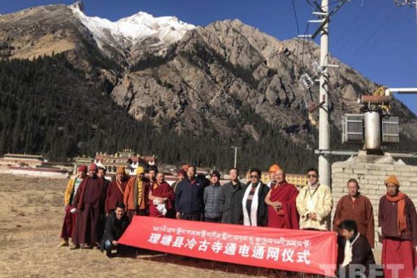 理塘第一书记文雪松满头白发手捧特产照片热传,为何背后原因让人心酸?
