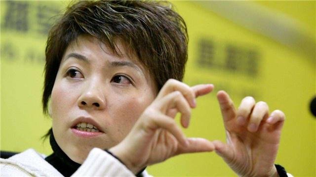 年仅16岁就拿了世界冠军，那个为国争光的邓亚萍，如今过得怎样？
