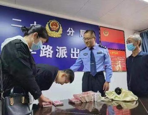 大爷捡19万现金，苦等失主6小时，为什么总有粗心失主呢？