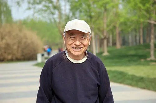 家里没人,南昌一奶奶每天到网吧看电视,我们该如何关爱家里的老人?