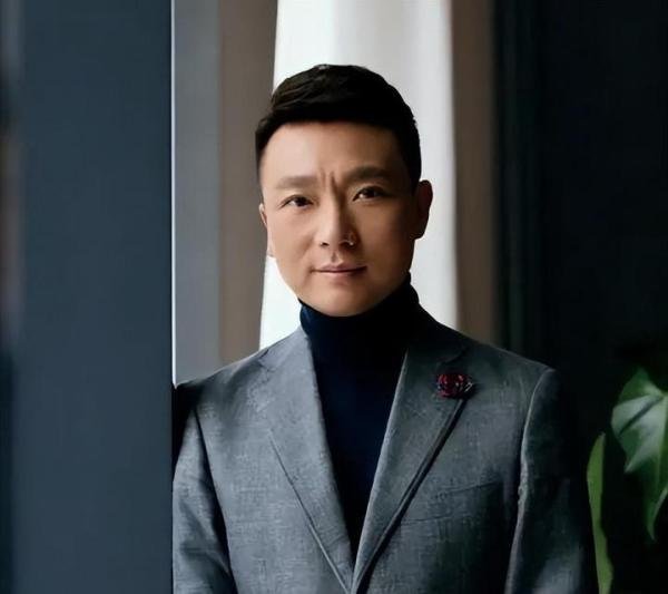 康辉妻子曝光！气质堪比董卿的美人，低调恩爱多年