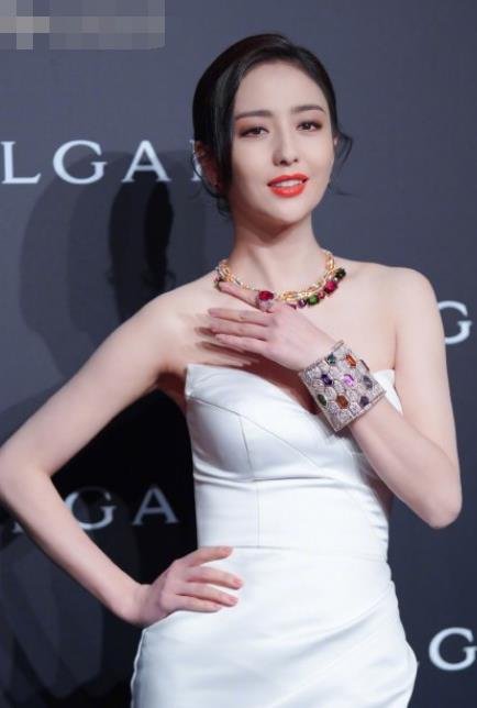 佟丽娅街头拍戏被偶遇，离婚后的她状态如何？