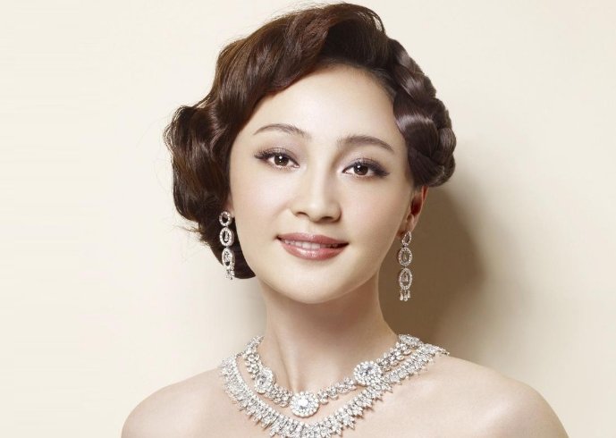 文章金鸡奖后首谈姚笛落泪，被问到更爱哪个时，不禁流下眼泪，怎么回事呢？