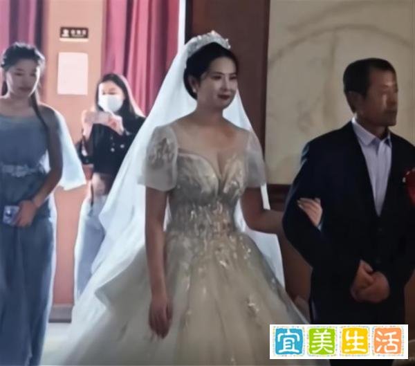 青岛“国泰民安脸”新娘全网走红,网友羡慕,知情人透露新郎身份