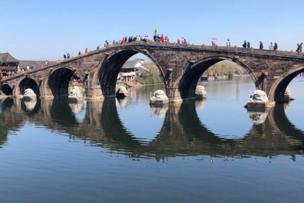 网红为拍视频，霸占塘栖古镇石桥拍摄一小时，景区对此有何回应？