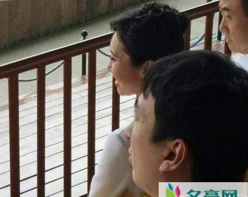 王思聪一家三口同框 其母林宁年轻优雅