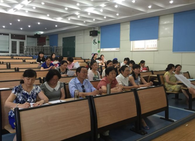 泉州一小学班主任歧视外地孩子与家长起争执，此事件背后哪些问题值得深思？