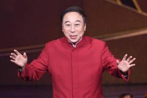 冯巩在街上排队买元宵，打扮朴素接地气，你喜欢他的小品吗？