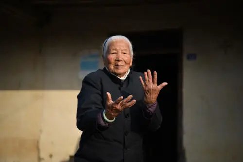 家里没人,南昌一奶奶每天到网吧看电视,我们该如何关爱家里的老人?