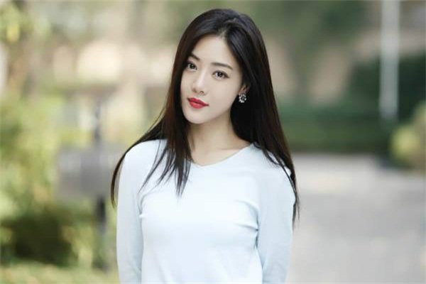 小姨妈邓家佳突然离婚，她结婚离婚到底是怎么一回事呢？