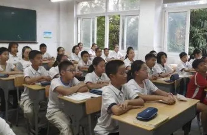 中学班主任私招借读生收费超百万,这样收费可以吗?