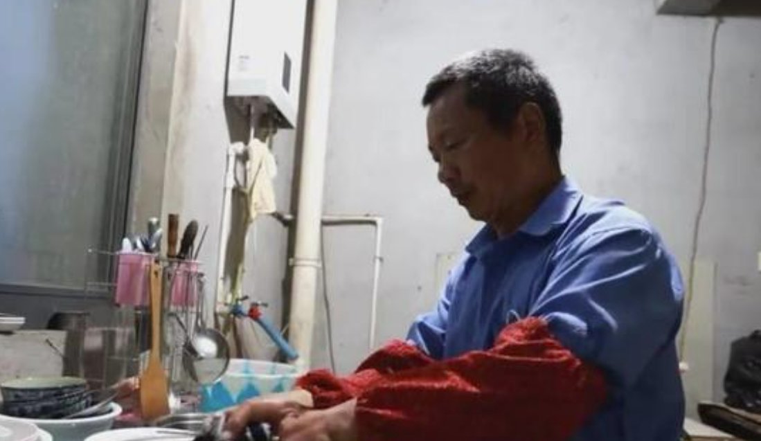 儿子去世,父亲打3份工偿还80万债务,你从这位父亲身上看到了哪些品质?