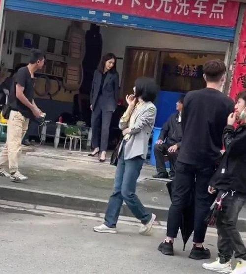 佟丽娅街头拍戏被偶遇，离婚后的她状态如何？