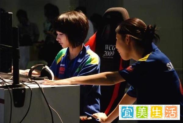 电竞圈高颜值单身女富豪，直播送10万红包，逼粉丝叫她姐姐？