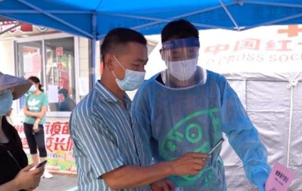知名港星现身广州做志愿者,入行29年惨遭TVB解雇,他活明白了