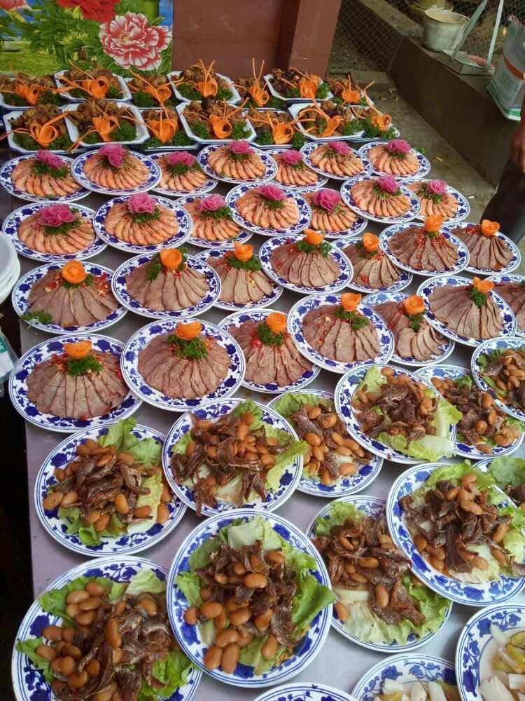 一女孩为自己办葬礼并邀请朋友吃席，是什么心理？