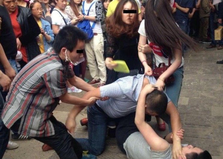 青岛一男子与3名女子互殴，男子是否过于暴力了呢？
