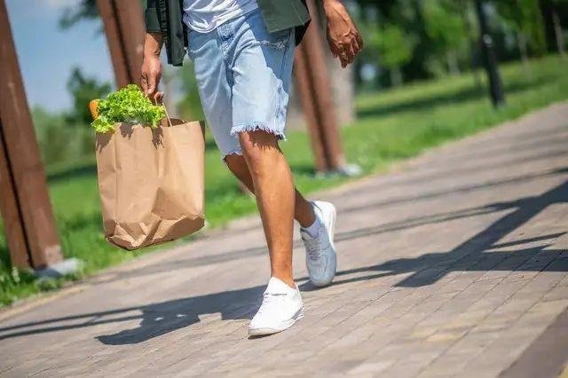 欠钱不还叫老赖,捡钱不还叫什么还理直气壮说“谁捡到就是谁的”