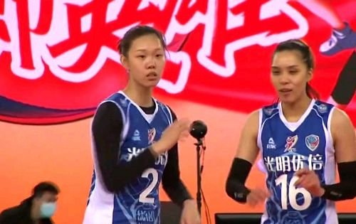 恒大女排在和上海队的比赛中有什么样的表现？
