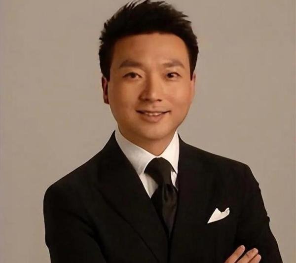康辉妻子曝光！气质堪比董卿的美人，低调恩爱多年