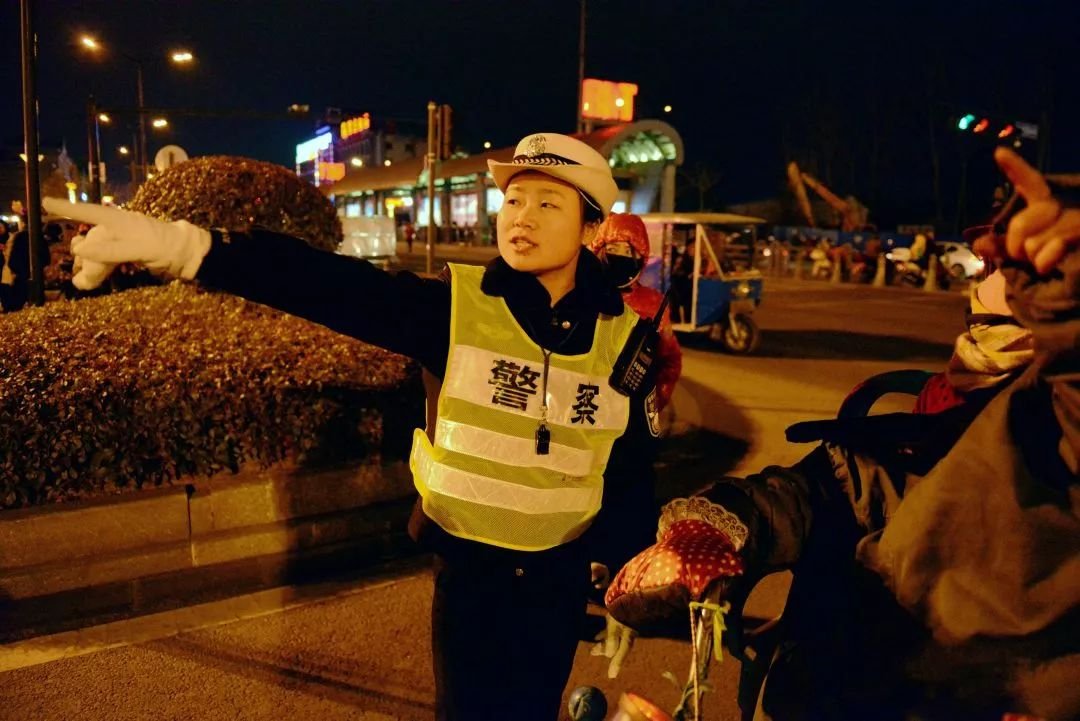 “火遍全网”的江苏女骑警露脸了,为考生护考送祝福,当初她是因何走红的?