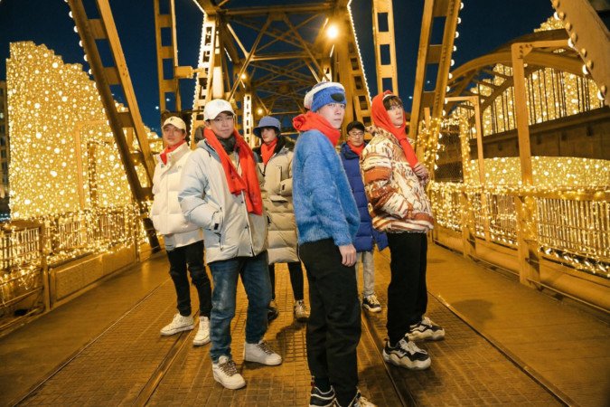 一个旅游团从北京出发去哈尔滨高速列车每小时行三百千米4小时可以一箱完全却