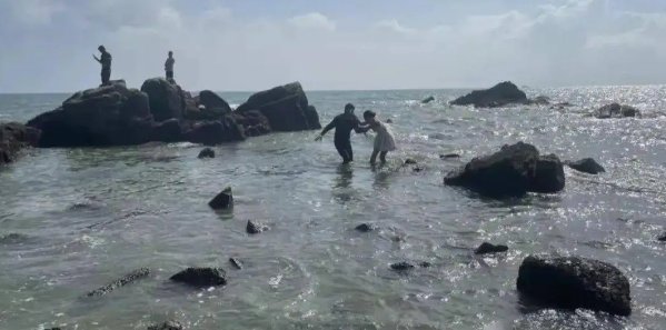 危险！两女子坐海中礁石拍照被海浪拍倒，我们该吸取哪些教训？