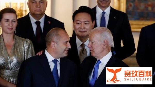 被拜登“无对视式”握手，亲美的尹锡悦初尝美国不靠谱滋味