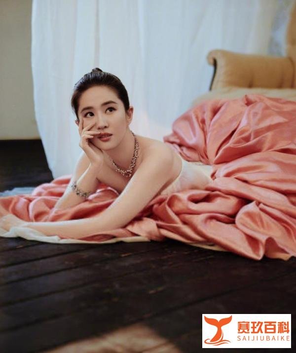 刘亦菲翘二郎腿，网友纷纷表示：仙女不拘小节，这瓜真甜！
