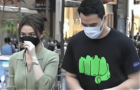 何猷启离婚后罕见携新欢逛街，20岁女友主动牵手，女方有何背景？