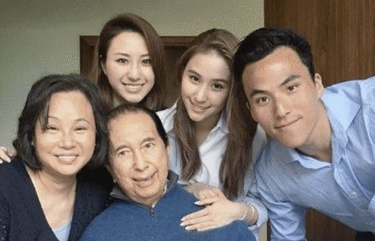何猷启离婚后罕见携新欢逛街，20岁女友主动牵手，女方有何背景？