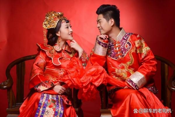 新娘结婚当天仍给学生上网课，新郎：本来有3天婚假，新娘为何这么拼？
