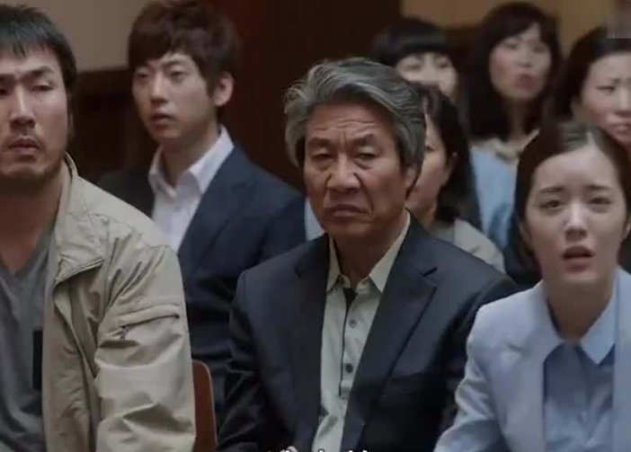 房东素媛案罪犯一家，其妻子却拒绝搬家，你觉得房东该怎么办？