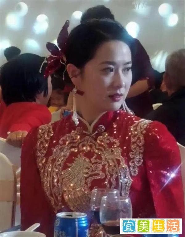 青岛“国泰民安脸”新娘全网走红，网友羡慕，知情人透露新郎身份